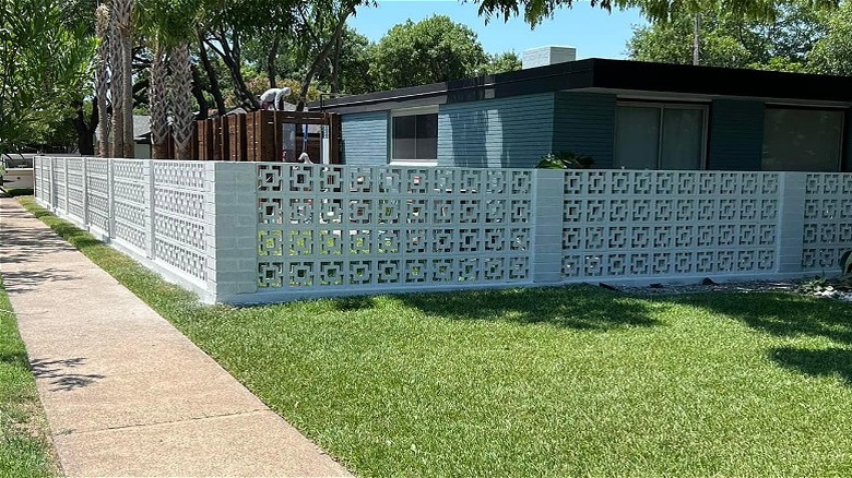 Dekoratif beton bahçe duvarlarıyla çevrili yüzyıl ortası çiftlik evi
