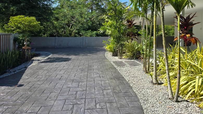 Yüzyıl ortası modern bir evin dışındaki damgalı beton araba yolu.