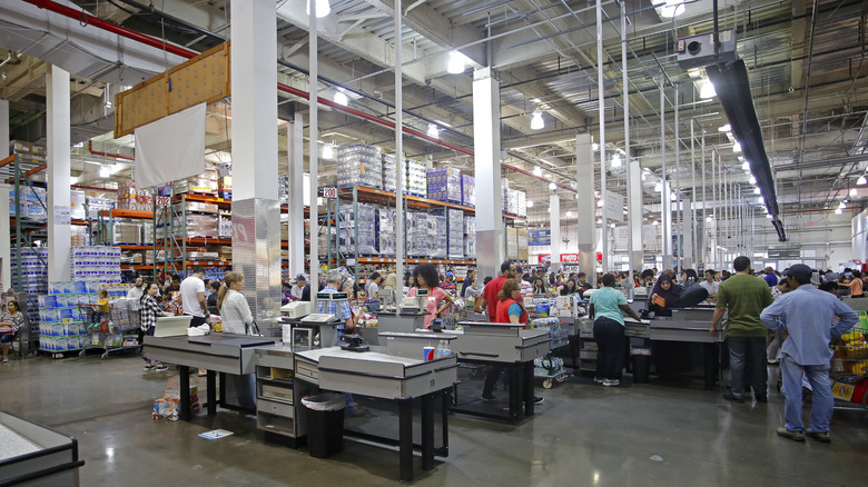 Birkaç müşteri Costco deposundan alışveriş yapıyor