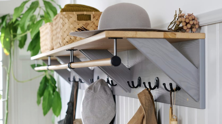 IKEA KALLSÖ girişte palto ve sepetleri tutuyor
