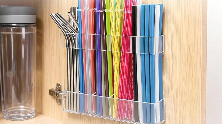 Dolap kapısındaki Rycid akrilik pipet tutucusu