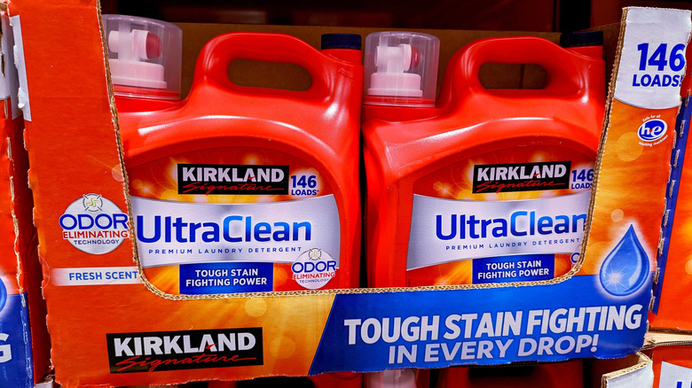 Mağaza rafındaki kutularda Kirkland Signature UltraClean çamaşır deterjanı sürahileri