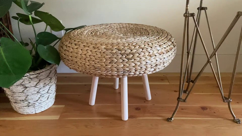 FLISAT tabure ve ALSEDA yastık kullanarak DIY IKEA boho veranda taburesi