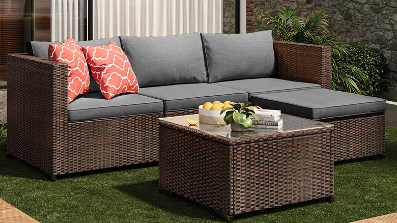 Wayfair'den küçük bir veranda mobilyası seti