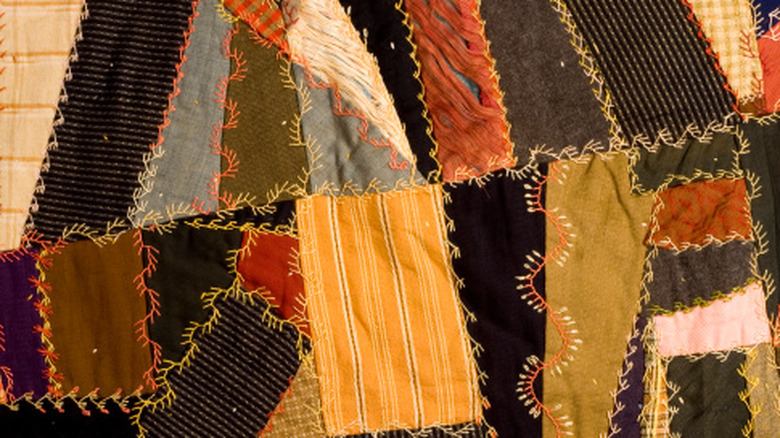 Kenarları elle dikilmiş patchwork çılgın yorgan