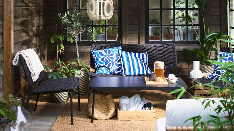 IKEA TEGELÖN dış mekan aksesuarları ve dekorasyonlarıyla veranda seti