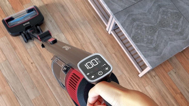 Kalan pil şarjını gösteren köpekbalığı elektrikli süpürgesi