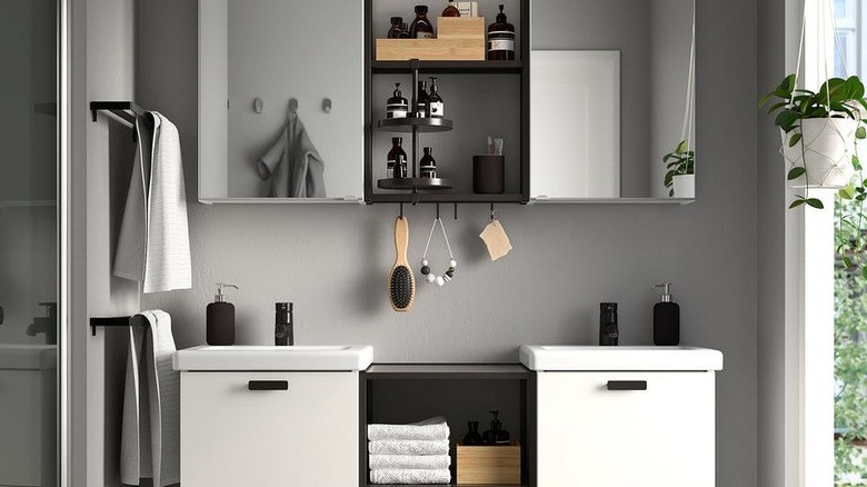 Losyonlar, sabunlar, keseler ve havlularla dolu ENHET banyo sistemi