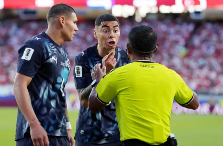 Futbol Futbol - FIFA Dünya Kupası 2026 - D Grubu - Türkiye v Paraguay - San Francisco Körfez Bölgesi Stadyumu, Santa Clara, Kaliforniya, ABD - 19 Haziran 2026 Paraguaylı Miguel Almiron hakem Ivan Barton ile tartışıyor IMAGN IMAGES via Reuters/Darren Yamashita TPX GÜNÜN GÖRÜNTÜLERİ
