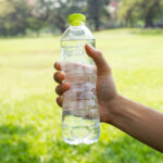 Zekice Bir Kendin Yap Yöntemiyle Sinir bozucu Bahçe Böceklerini Uzak Tutmak İçin Plastik Şişe Kullanın