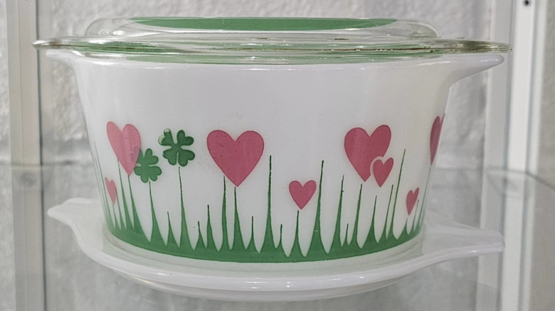 Şanslı Aşk Yonca ve kalplerle süslenmiş Pyrex Güveç