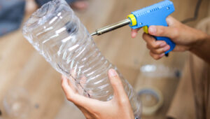 Kendin Yap ile Zekice Bir El Sanatları Odası Depolama Çözümü Yapmak İçin Plastik Şişe Kullanın