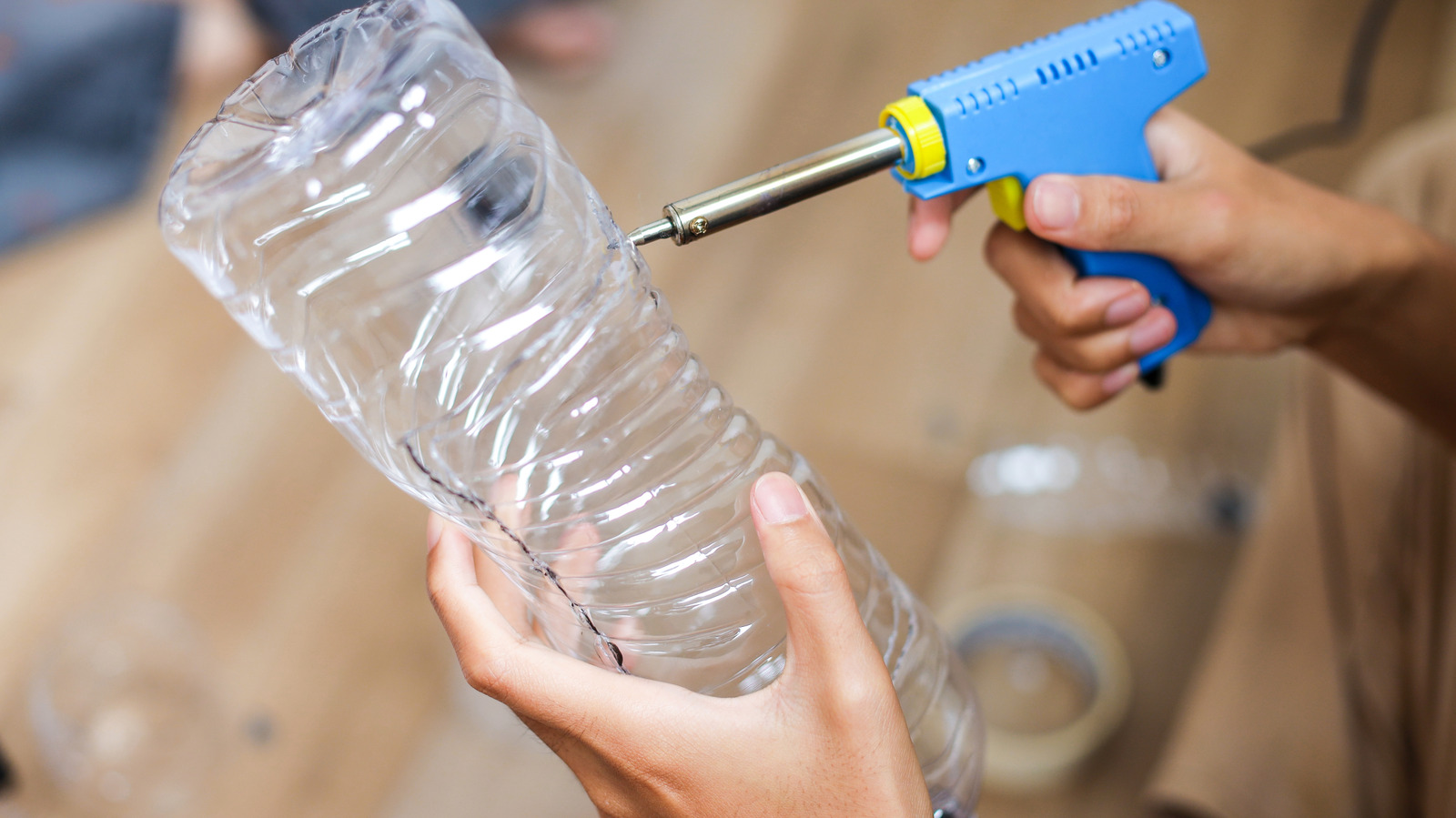 Kendin Yap ile Zekice Bir El Sanatları Odası Depolama Çözümü Yapmak İçin Plastik Şişe Kullanın