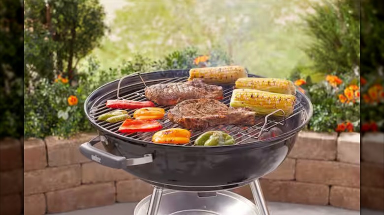 Üzerinde yemek pişirilen kömür ızgarası