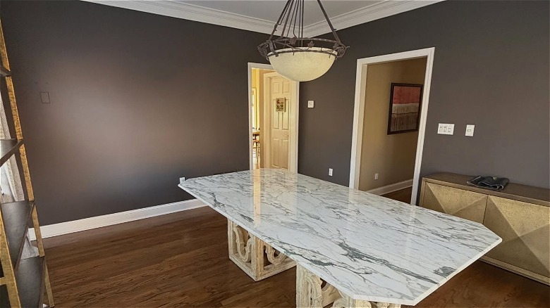 Beyaz mermer masası ve Benjamin Moore'un Siluet tablosuyla boyanmış duvarları olan bir oda