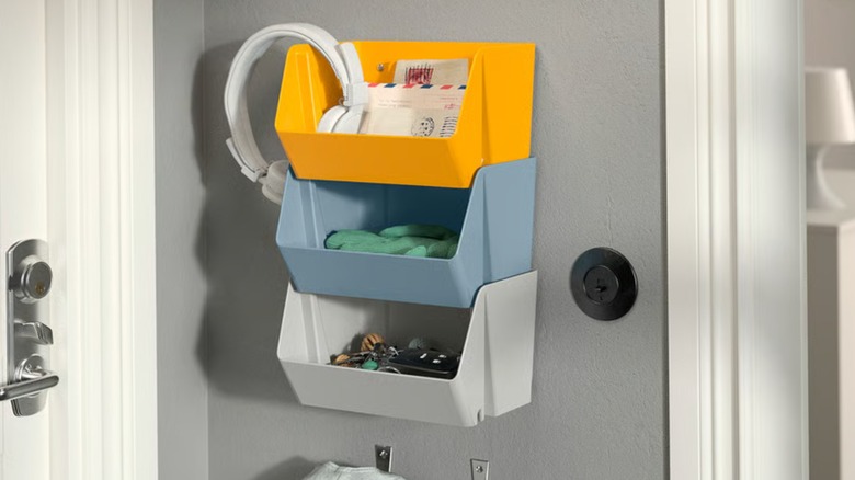 Sarı, mavi ve gri renkte üst üste dizilmiş üç IKEA duvar düzenleyicisi.
