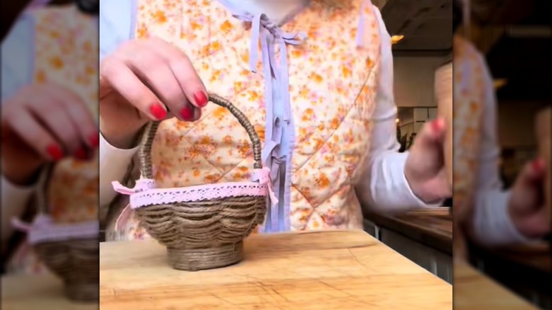 Kağıt bardak ve ipten yapılmış DIY sepet