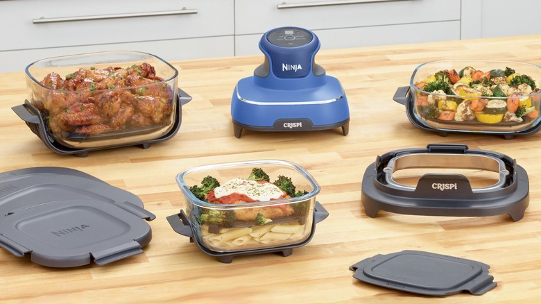 Ninja Crispi 5'i 1 arada Hava Fritözünün tüm parçaları mutfak adasında