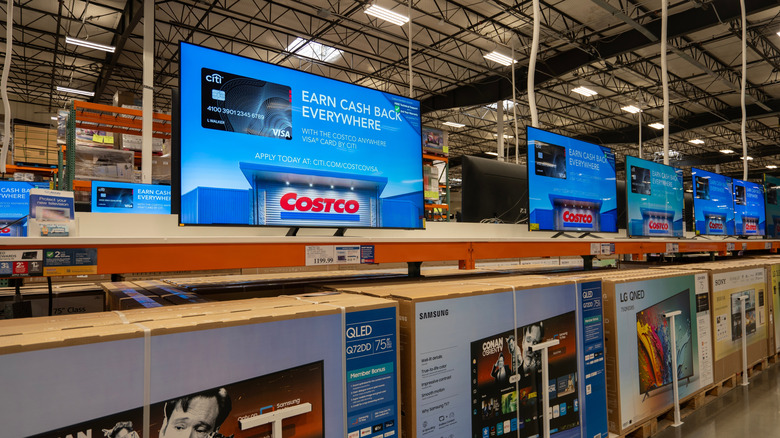 Birkaç farklı modelin sergilendiği Costco TV bölümü