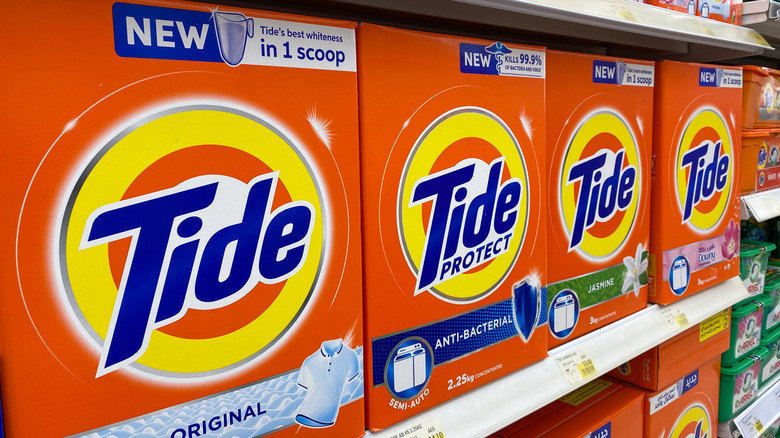 Bir mağazada kutular dolusu Tide toz çamaşır deterjanı.