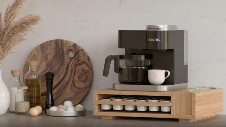 Modern bir taş tezgah üzerinde Keurig organizatörü