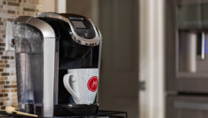 Tezgah Üstü Dağınıklığını Hendek: Amazon, Keurig’inizin Altında Yerden Tasarruf Sağlayan Bir Depolama Alanına Sahip