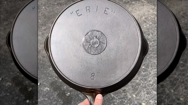 Nadir örümcek amblemine sahip bir ERIE Griswold No. 8 tava