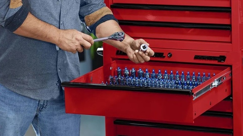 Harbor Freight'ten tekerlekli takım dolabı kullanan adam