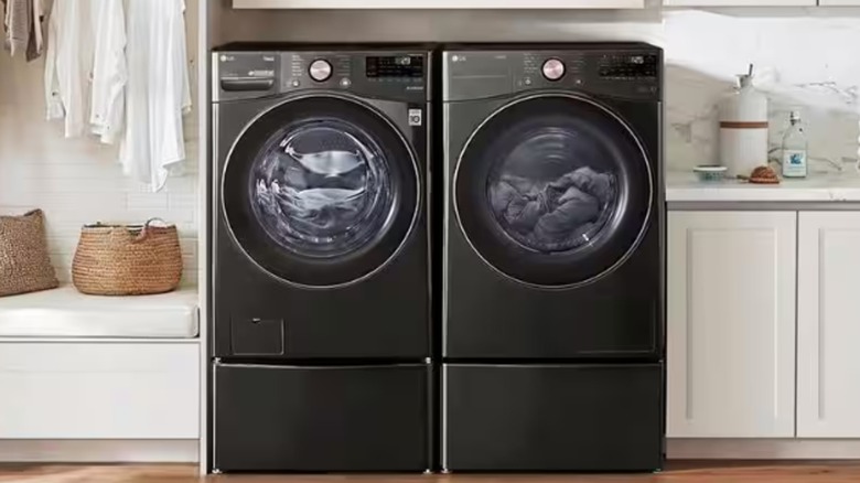 Düzenli bir ev çamaşır odasında bir LG çamaşır makinesi ve kurutucu