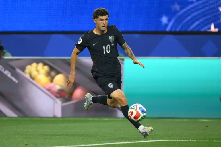 ABD'li 10 numaralı forvet Christian Pulisic, 25 Haziran 2026'da Inglewood'daki Los Angeles Stadyumu'nda Türkiye ile ABD arasında oynanan 2026 Dünya Kupası D Grubu futbol maçında topu kontrol ediyor. (Fotoğraf: Patrick T. FALLON / AFP)