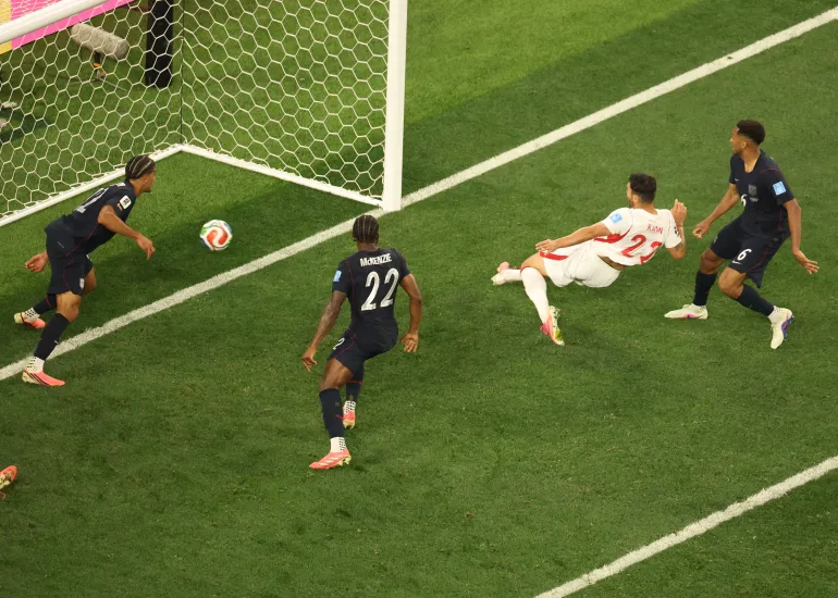 Türkiye ile ABD arasında 25 Haziran 2026'da Inglewood'daki Los Angeles Stadı'nda oynanan 2026 Dünya Kupası D Grubu maçında takımının üçüncü golünü 22 numaralı defans oyuncusu Kaan Ayhan (sağdan 2) attı. (Fotoğraf: Etienne LAURENT/AFP)