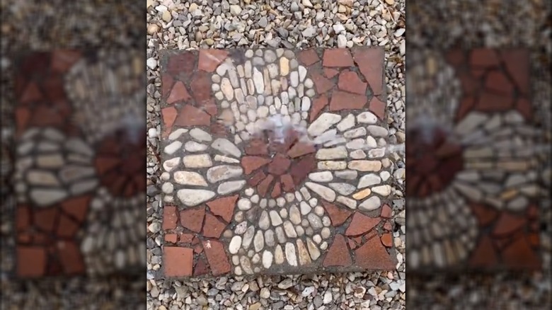 Çiçek desenli DIY mozaik döşeme fotoğrafı.