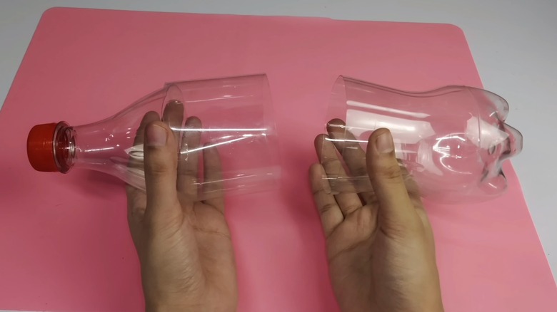 Ortadan ikiye kesilmiş plastik şişe