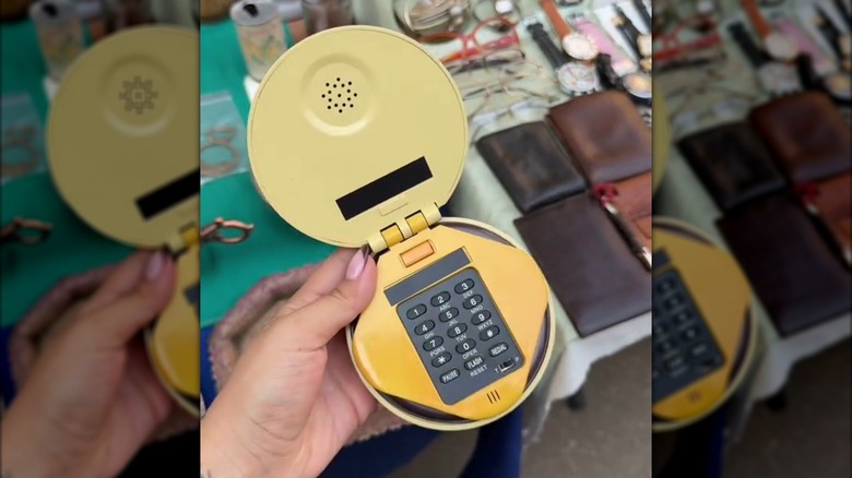 Retro hamburger telefonu tutan kadın