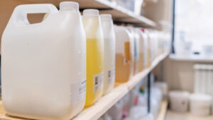 Kendi Kendini Sulayan Bir Saksı Yapmak İçin Plastik Şişe ve Boş Deterjan Kabı Kullanın