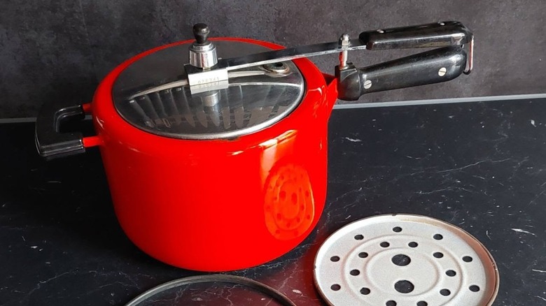 Le Creuset düdüklü tencerelerin eski bir Fransız reklamı.