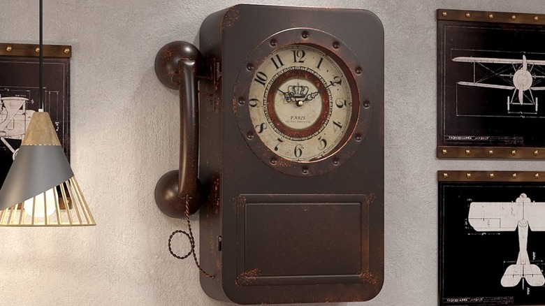duvardaki sahte eski telefon saklama kutusu