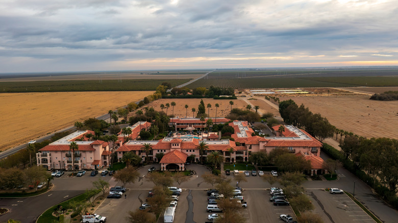 Kaliforniya, Coalinga'daki Harris Ranch Resort'un havadan görünümü.