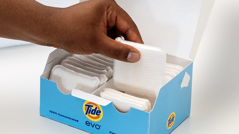 Tide Evo paketinden kalın bir çamaşır döşemesini elle seçiyorum