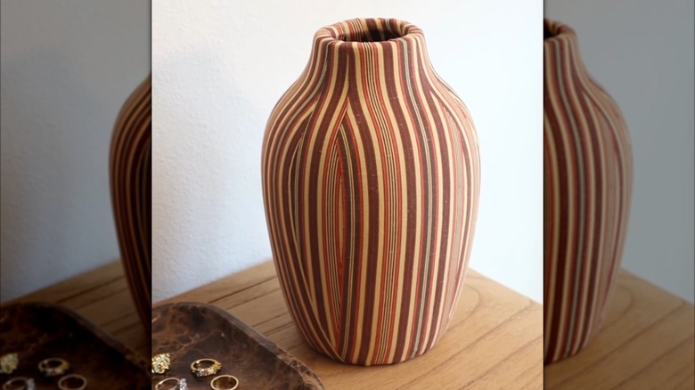 Masaüstünde DIY West Elm'den ilham alan kumaş vazo