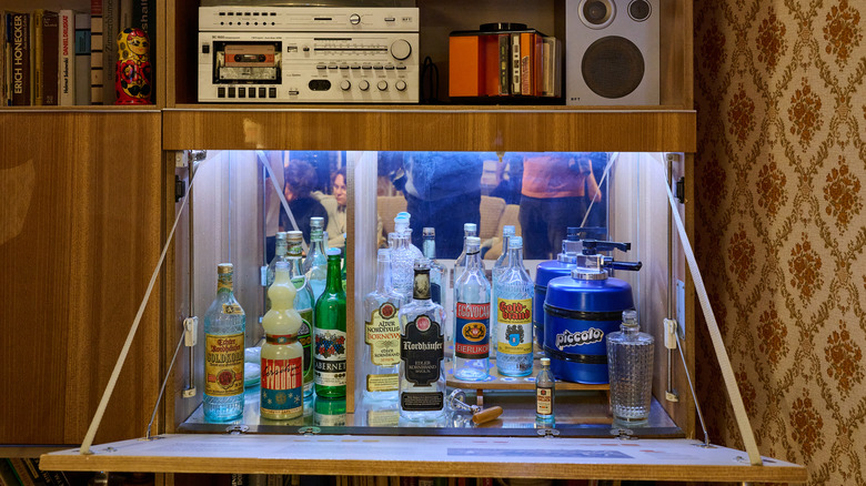 1970'lerden kalma retro içki dolabı, arkası aynalı, açık