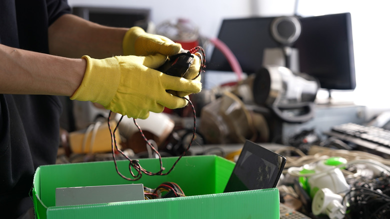 Eldivenli eller elektronik bileşenleri sıralıyor