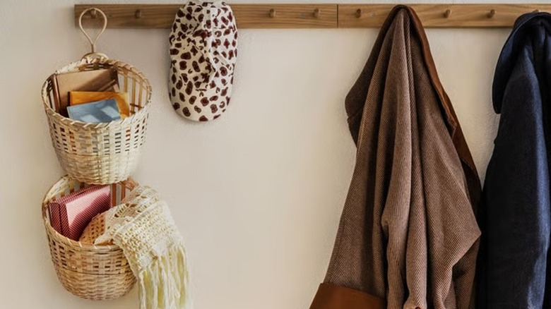 Duvara asılı IKEA TOLKNING sepetleri