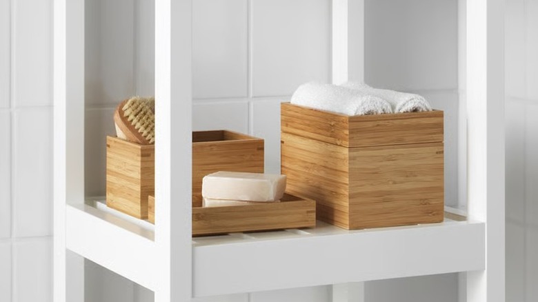 IKEA DRAGAN banyo malzemelerinin bulunduğu bambu saklama seti