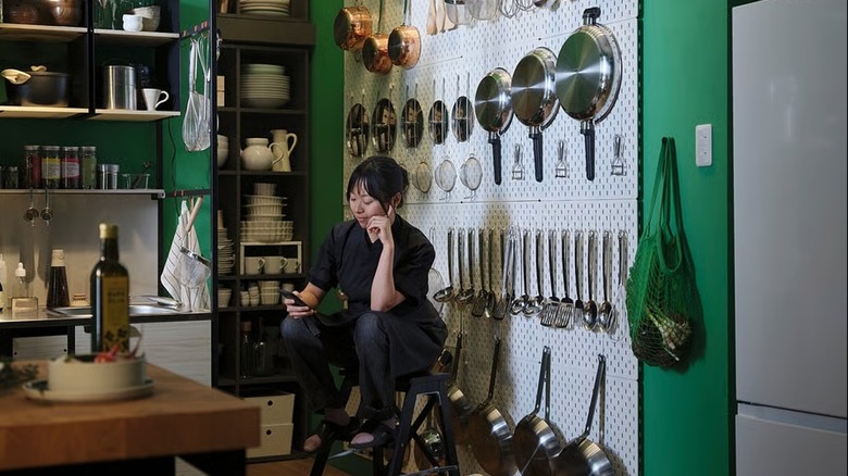 IKEA SKÅDIS asma tencere ve tavalarıyla birlikte askılı pano
