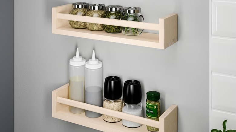 Duvarda IKEA BEKVAM baharat rafı