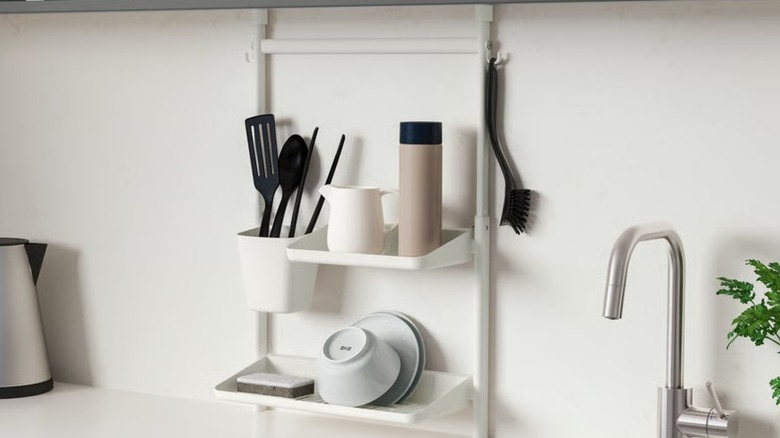 IKEA SUNNERSTA organizatörü mutfak lavabosunun yanında