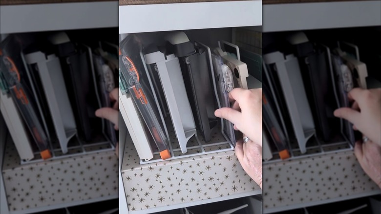 Tencere kapağı düzenleyicisinde kağıt kesiciler ve el işi araçları