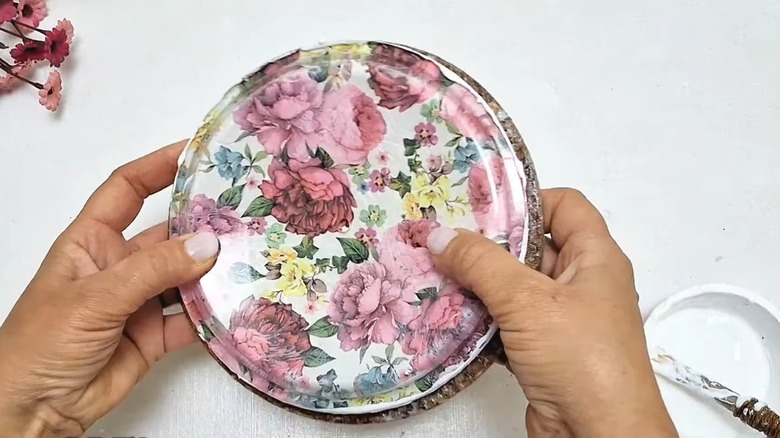 Kendin Yap tencere tutucusunun etrafına örgülü ip saran YouTube göstericisi
