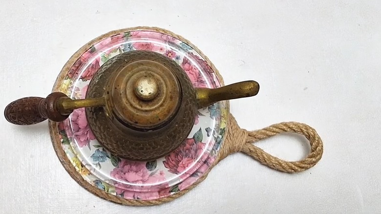 Eski tencere kapağından yapılmış DIY tencere tutacağının son görünümü